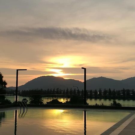Marina Heights Seaview Resort Apartment II Lumut Ngoại thất bức ảnh