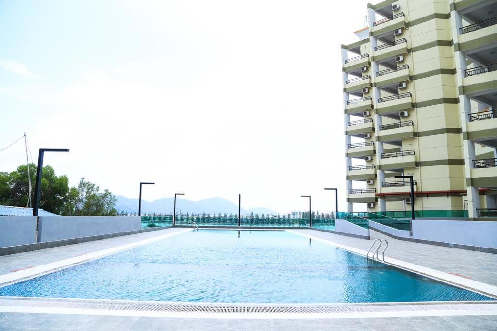 Marina Heights Seaview Resort Apartment II Lumut Ngoại thất bức ảnh